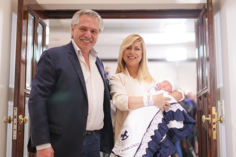   Alberto Fernández y Fabiola Yáñez son padres de Francisco. Nació el 11 de abril de 2022.