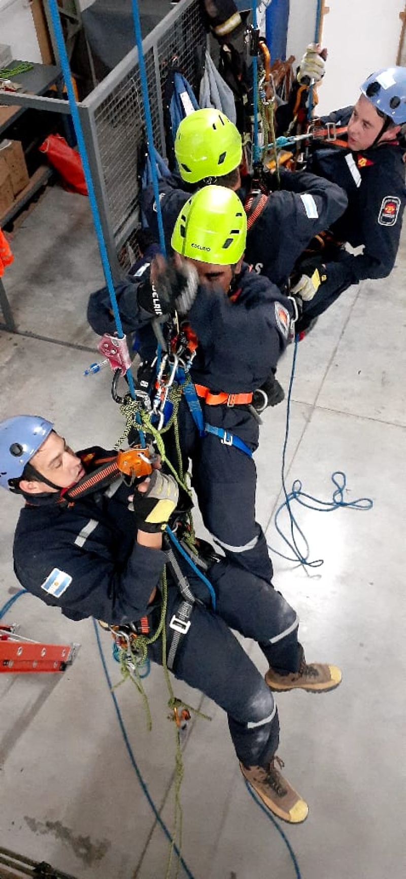 Coronel Suárez fue sede de una capacitación en rescate vertical para bomberos de la zona