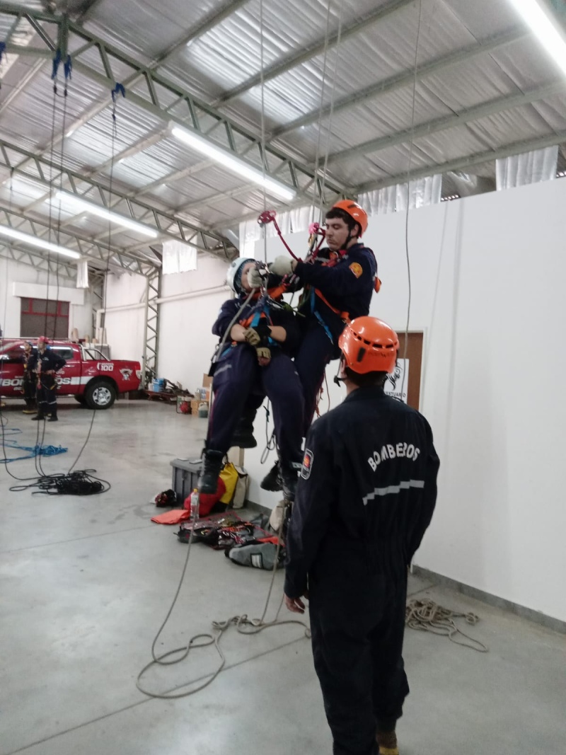 Coronel Suárez fue sede de una capacitación en rescate vertical para bomberos de la zona