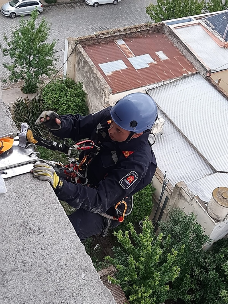 Coronel Suárez fue sede de una capacitación en rescate vertical para bomberos de la zona