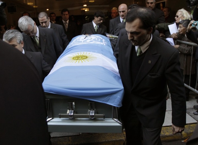   El féretro de Facundo Cabral, envuelto en la bandera argentina, antes de su cremación en Buenos Aires Foto: Reuters