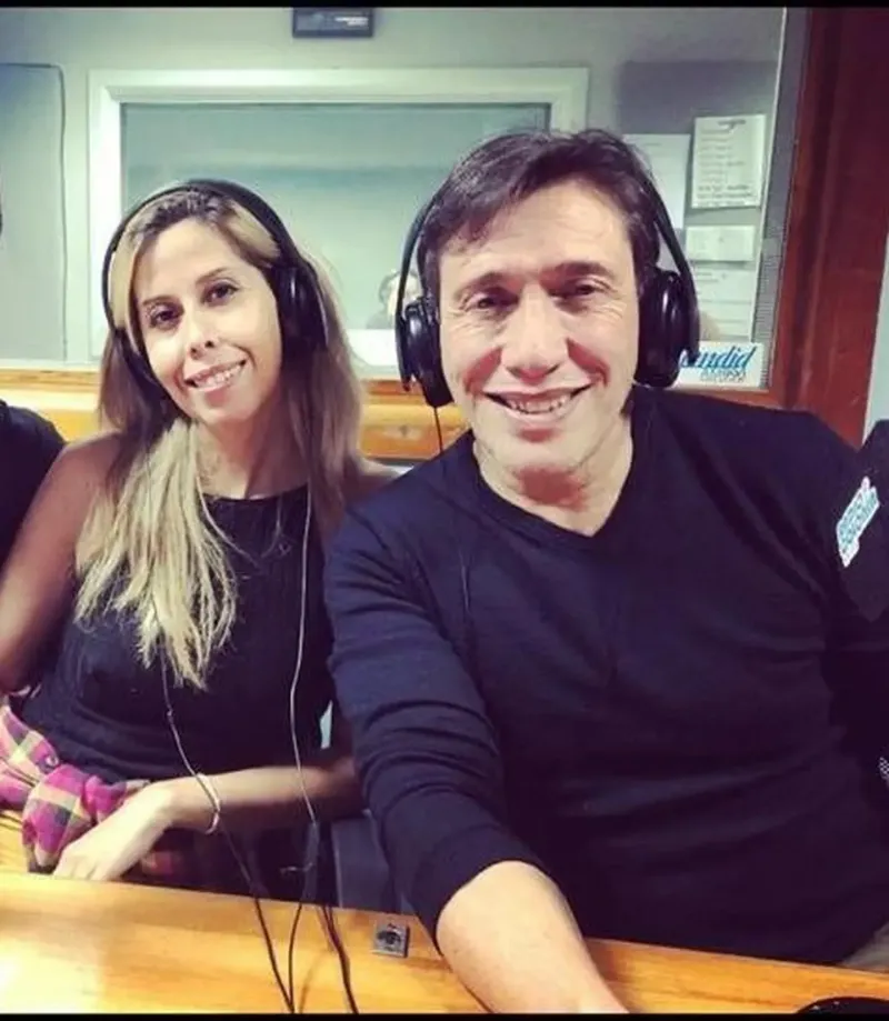 Viviana Aguirre y Fabián Gianola se conocieron porque hacían juntos un programa de radio. (Foto: Radio Colonia)