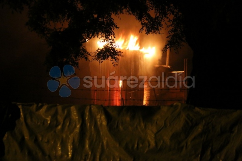 Un incendio destruyó una vivienda y dos camionetas en Santa María