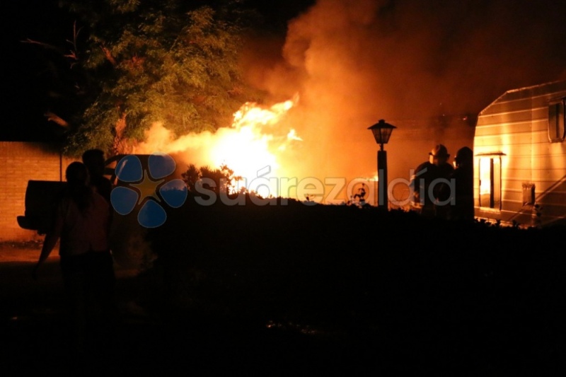 Un incendio destruyó una vivienda y dos camionetas en Santa María