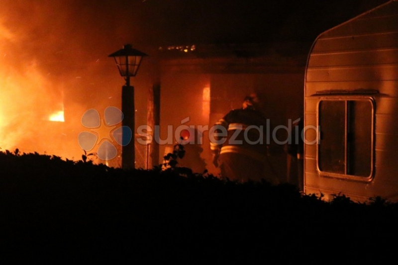 Un incendio destruyó una vivienda y dos camionetas en Santa María