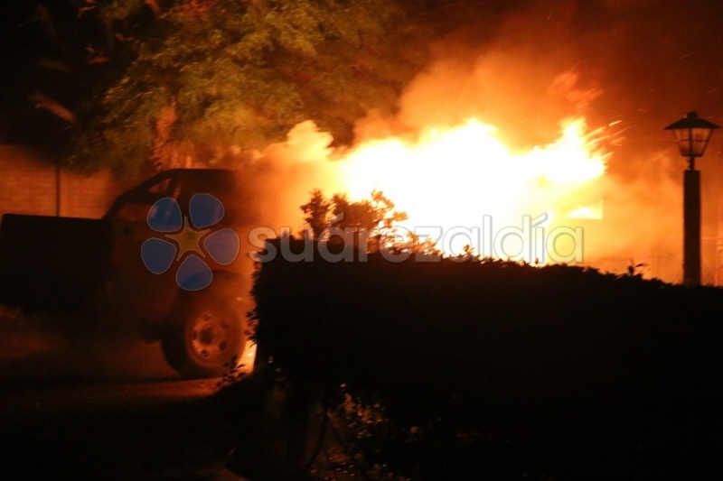 Un incendio destruyó una vivienda y dos camionetas en Santa María