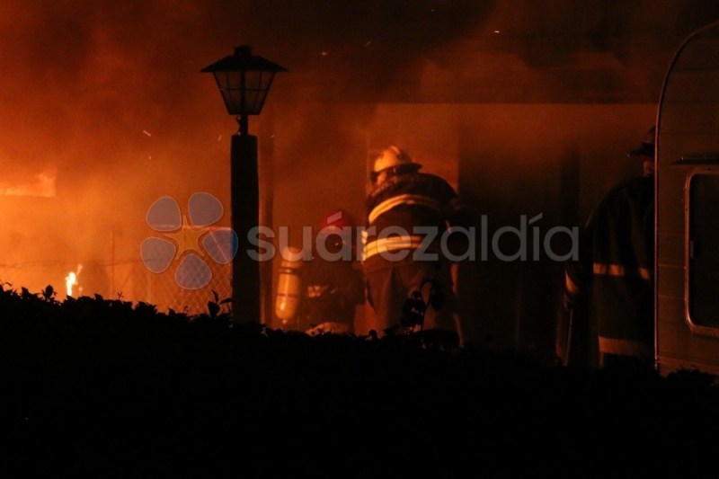 Un incendio destruyó una vivienda y dos camionetas en Santa María