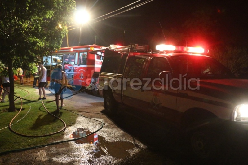 Un incendio destruyó una vivienda y dos camionetas en Santa María