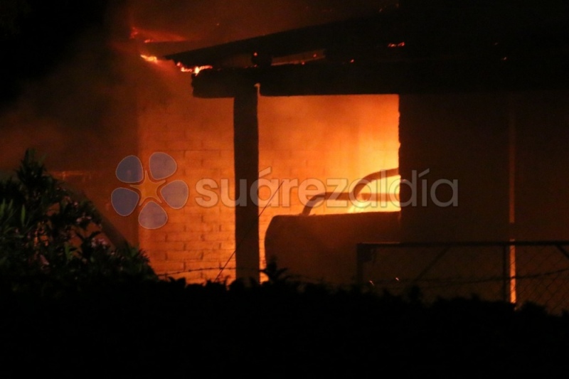 Un incendio destruyó una vivienda y dos camionetas en Santa María