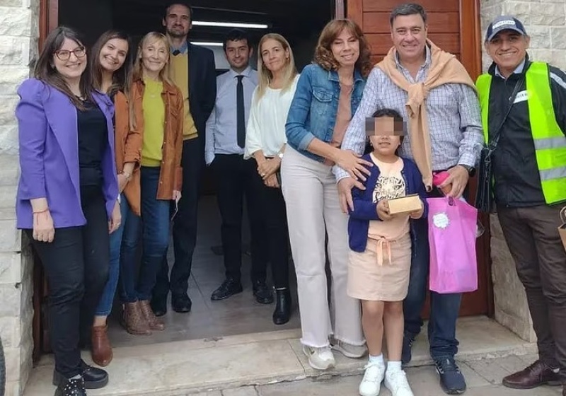   Claudio Mazuqui, a cargo del juzgado de Huinca Renancó, se disfrazó de cartero para dar la noticia más linda. Foto: gentileza Juzgado de Niñez a La Voz.