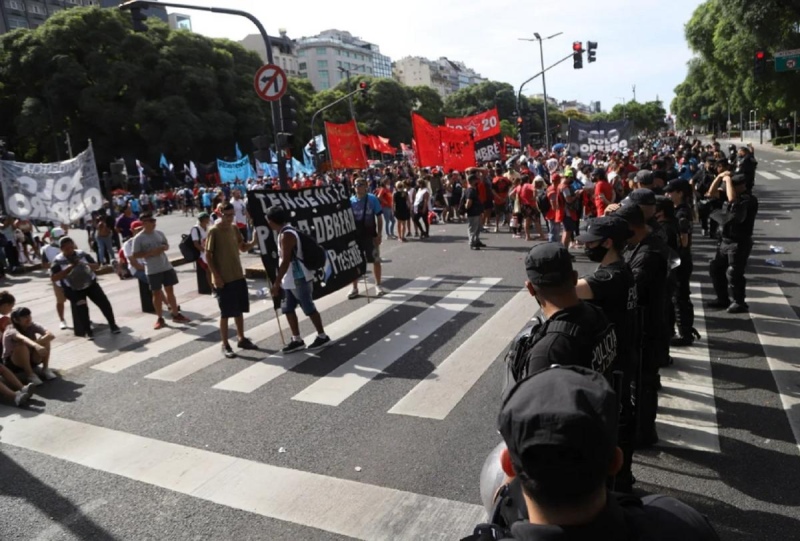 Todo lo que dejó la marcha piquetera en CABA: dos detenidos y un policía herido