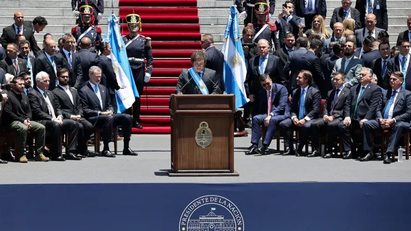  El flamante presidente dio su discurso en las escalinatas del Congreso , frente a la gente que fue a celebrar su asunción