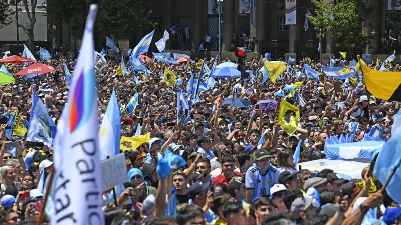  Una multitud se acercó hasta el Congreso para festejar la asunción presidencial de Javier Milei