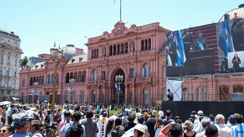  Mucha bandera de Argentina en la Plaza de Mayo