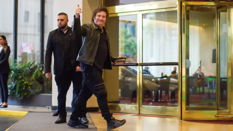  Javier Milei, entrando al Hotel Libertador para mantener reuniones (Foto Adrián Escándar)