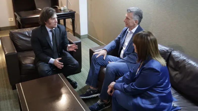  Javier Milei, Mauricio Macri y Patricia Bullrich, en la noche del balotaje