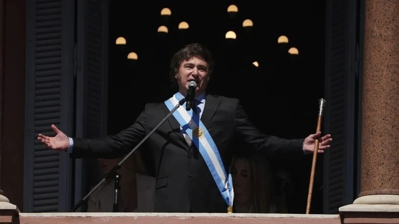 Javier Milei salió al balcón de la Casa Rosada, cantó “Panic show” y habló ante el público en Plaza de Mayo