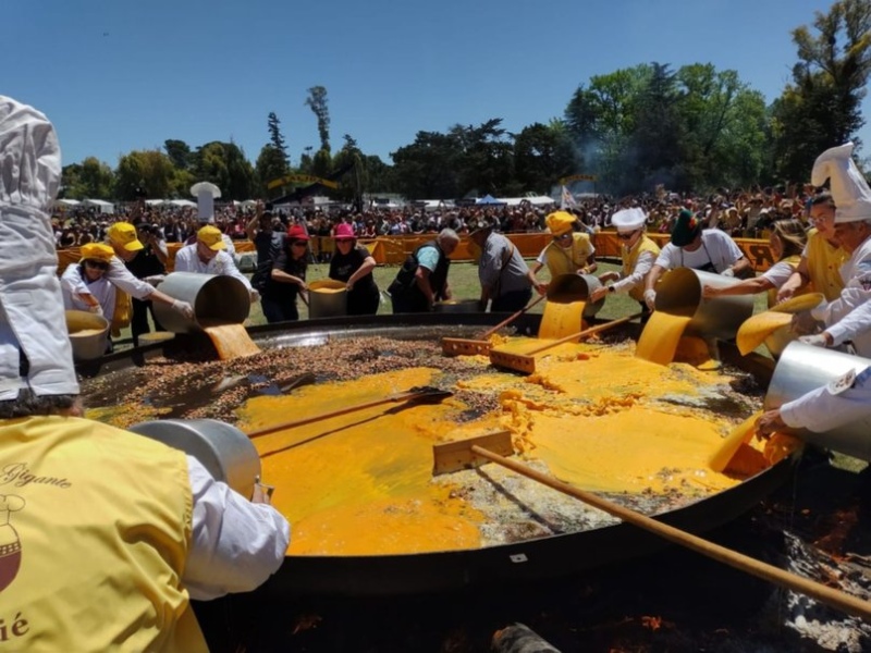 Pigüé festejó con una nueva Omelette Gigante de 20.000 huevos