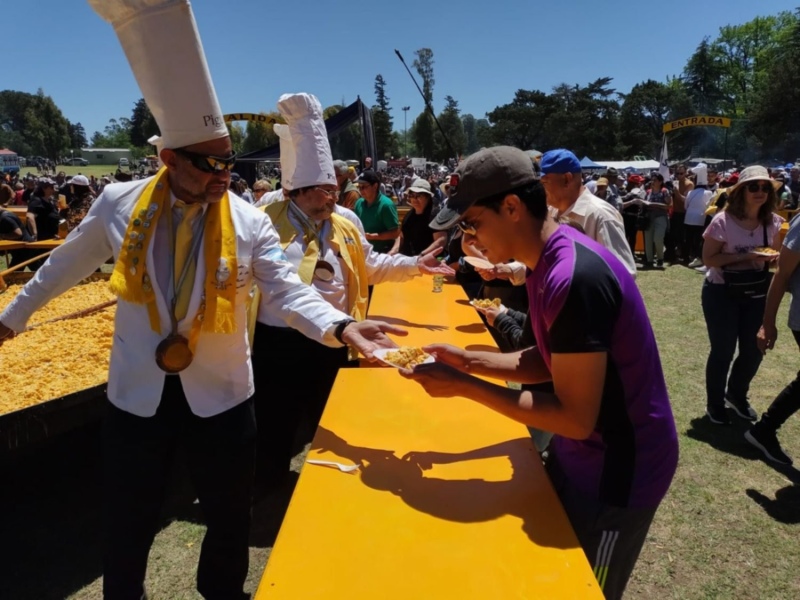 Pigüé festejó con una nueva Omelette Gigante de 20.000 huevos