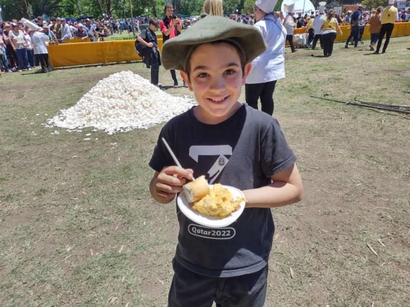 Pigüé festejó con una nueva Omelette Gigante de 20.000 huevos