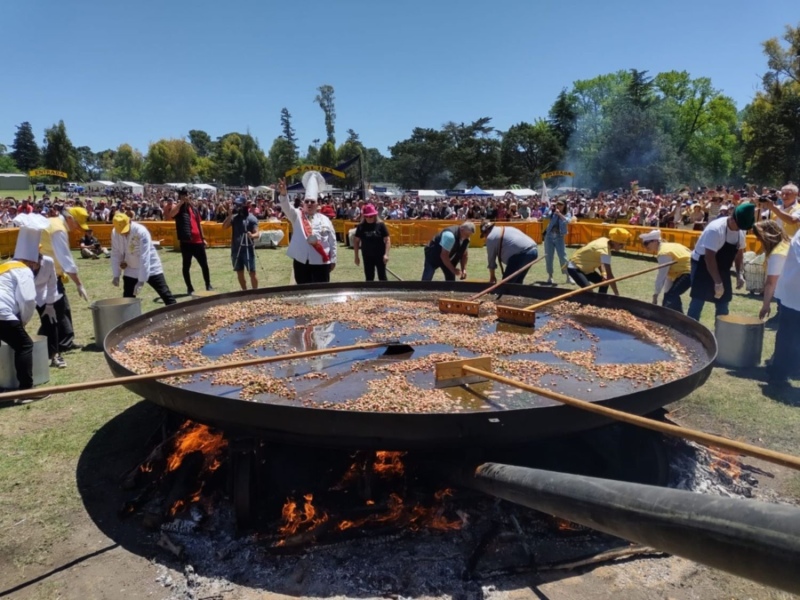 Pigüé festejó con una nueva Omelette Gigante de 20.000 huevos