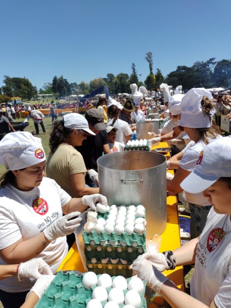 Pigüé festejó con una nueva Omelette Gigante de 20.000 huevos