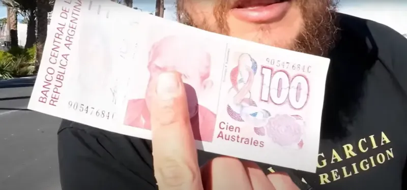 El insólito momento que vivió un youtuber que quiso vender patacones en el local de “El precio de la historia”