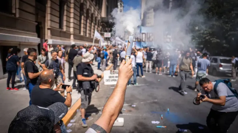 Gremios y piqueteros protestaron este miércoles frente a Tribunales contra el mega DNU de Javier Milei. (Foto: TN - Agustina Ribó)