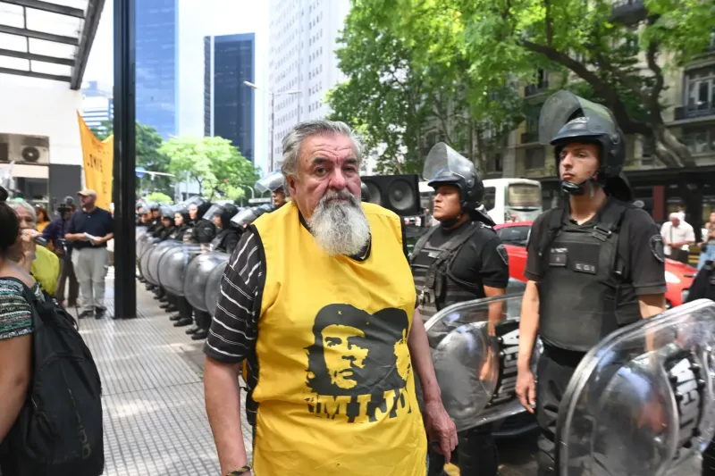 El Movimiento Independiente de Jubilados y Desocupados (MIJD), que lidera Raúl Castells, realizó una protesta en reclamo de la entrega inmediata de alimentos adeudados y cajas navideñas, entre otros planteos. (Foto: Télam/Leo Vaca).