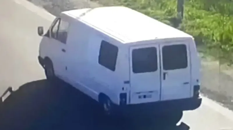 La camioneta en la que se trasladaba el grupo delictivo (Foto: Policía Federal Argentina).