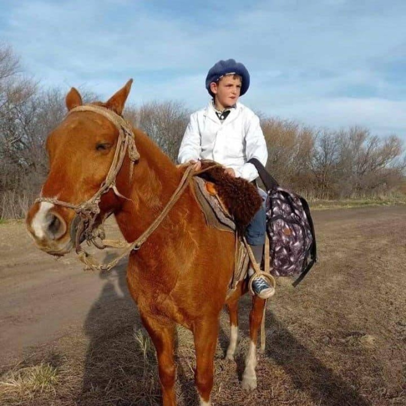 Vicente, el nene que hacía 16 km a caballo para ir a la Escuela N° 45 en Sierra de la Ventana, tuvo su fiesta de egresados