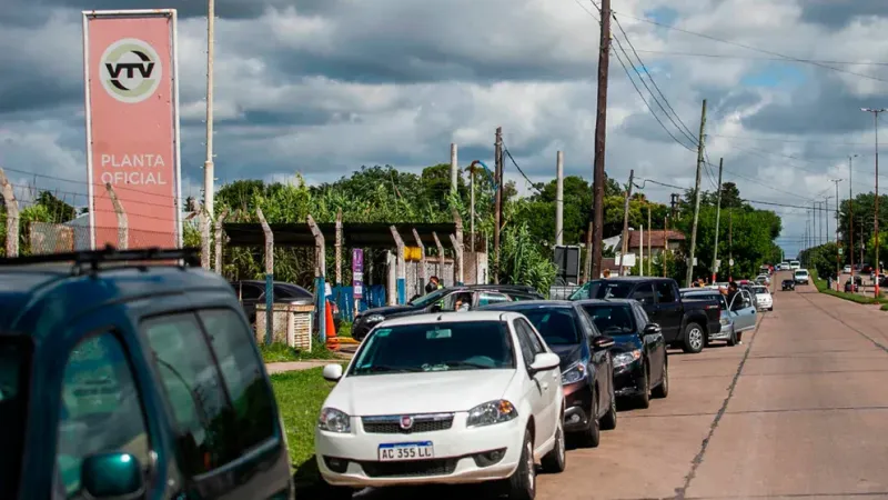 Fila de automóviles esperando para renovar la VTV en provincia de Buenos Aires. (Santiago Salva)