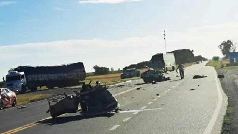 Un auto quedó partido al medio en un accidente en la Ruta 5 en La Pampa: hay heridos graves