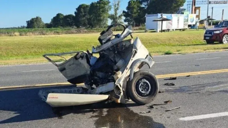 Un auto quedó partido al medio en un accidente en la Ruta 5 en La Pampa: hay heridos graves