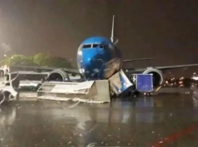 Un avión atacado por el temporal en Buenos Aires