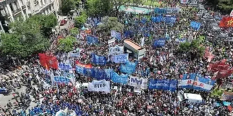 El Sindicato de Camioneros hizo una marcha contra el DNU frente a Tribunales.