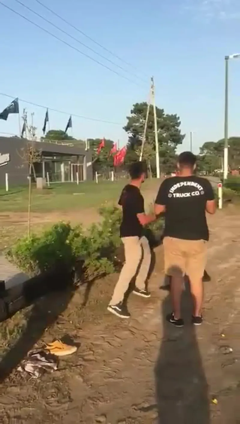 El 10 de enero de 2020, Lucas Pertossi reenvió al grupo de WhatsApp un video donde tres desconocidos atacaban a golpes a un chico en la entrada de Villa Gesell.