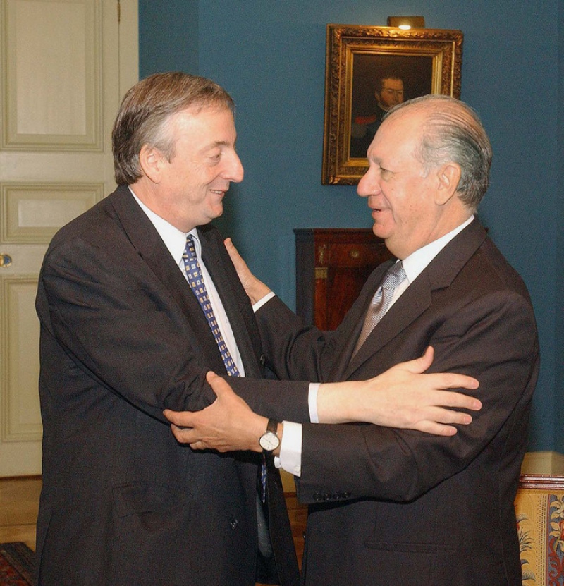   El presidente de Chile Ricardo Lagos recibe al entonces candidato Néstor Kirchner, en 2003. EFE/Presidencia de Chile.