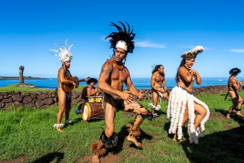   La música y la danza rapanui se inspiran en su historia y en sonidos y movimientos del océano. Foto Shutterstock.