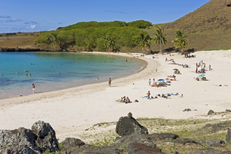   Bañistas en la playa Anakena.