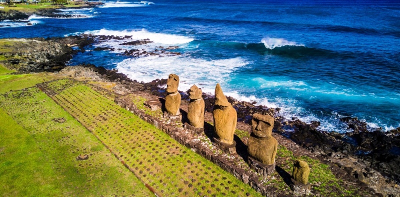   Los moai del ahu Tahai; detrás la ciudad de Hanga Roa. Foto Shutterstock