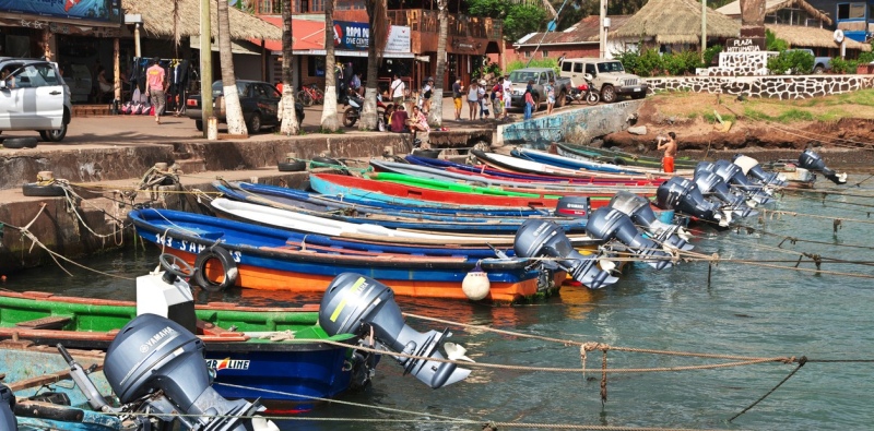   Botes amarrados en las orilla de Hanga Roa. Foto Shutterstock.