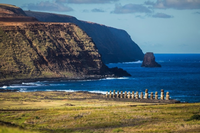   Luego de ser derribado y más tarde destruido por un tsunami, el ahu Tongariki fue reconstruido. Foto Shutterstock.