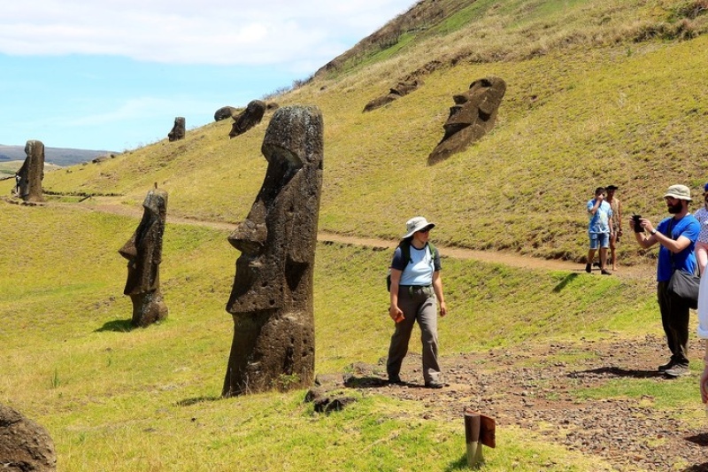   Senderos en la cantera de moai, en el volcán Rano Raraku. Foto EFE/ Javier Martín