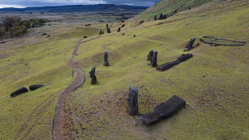   En Rano Raraku se ven decenas de moai en distinto estado de desarrollo.Foto AP Photo/Esteban Felix.