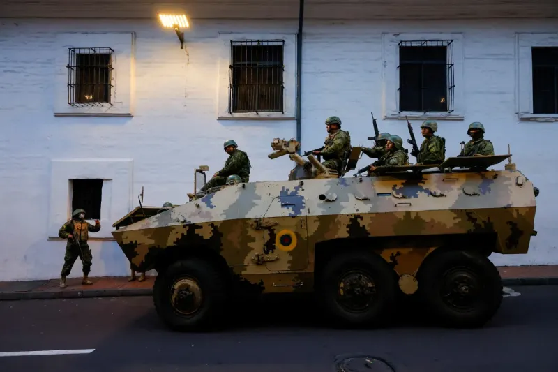 Soldados patrullan el centro de Quito (Foto: REUTERS/Karen Toro)Por: REUTERS