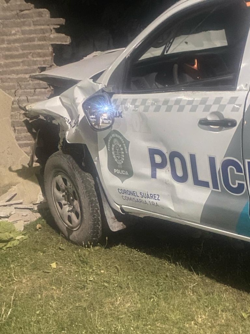 Un móvil policial protagonizó un choque con un auto y destruyó el paredón de una vivienda