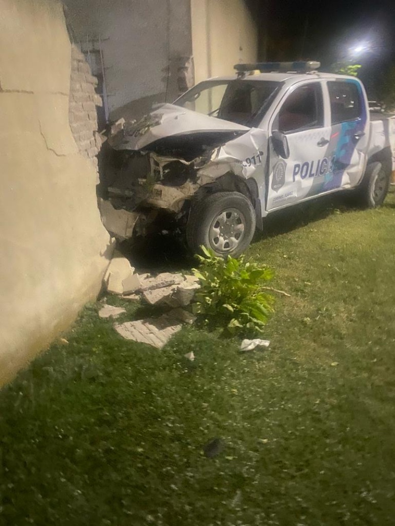 Un móvil policial protagonizó un choque con un auto y destruyó el paredón de una vivienda