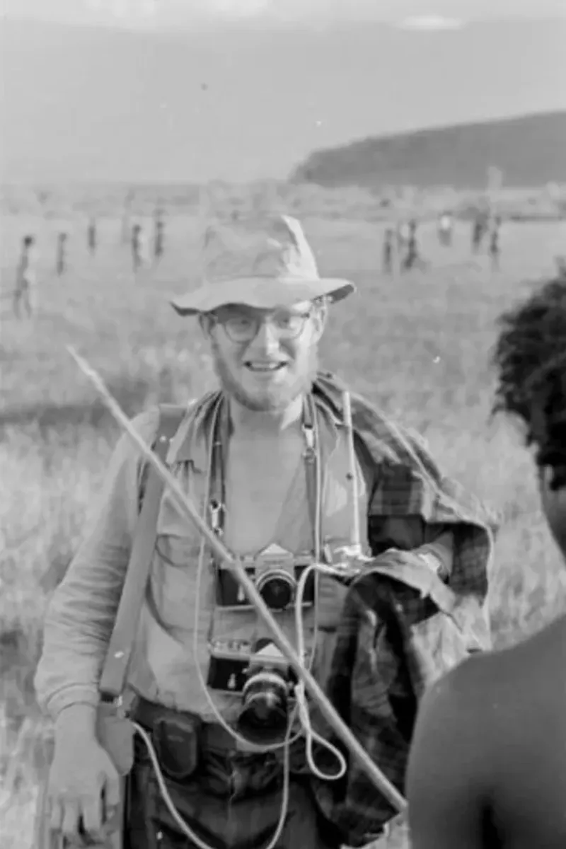  Un retrato de Mike en pleno campo de Nueva Guinea con sus cámaras colgadas (Museo Peabody de Etnografi?a y Antropologi?a)