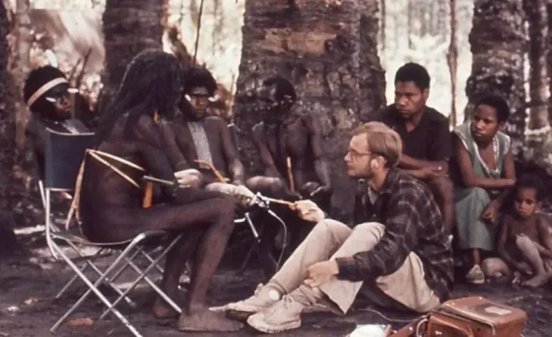  Mike llegó a Asmat en octubre de 1961. Alquiló un catamarán junto a su equipo de expedición. El objetivo era intercambiar algunos objetos que llevaba por las obras de arte primitivo de los Asmat. El objetivo era engordar la colección de los Rockefeller e